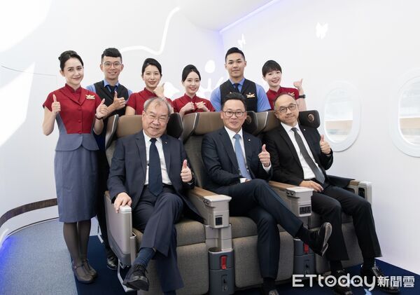 ▲華航於COMPUTEX Service Lounge中首度公開全新787客機的豪華經濟艙座椅，前排左起華航董事長高星潢、總經理陳漢銘、台灣區處處長馮震宇親自體驗。（圖／華航提供）