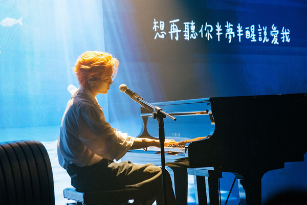 ▲▼ 吳昱廷自彈自唱創作歌曲〈3721〉浪漫開場。（圖／滾石唱片提供）