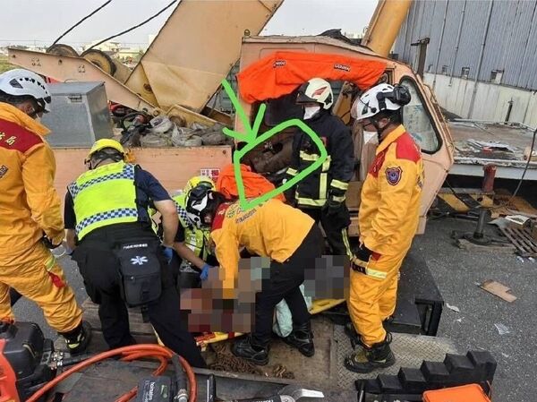 吊車失衡驚悚瞬間曝！巨型磅錘「甩進駕駛座」　司機慘死