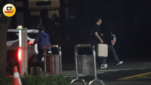 一晚會兩男1／「甜辣女神」顗安車會饒舌歌手互動親密　宵夜打包大15歲前職籃球星返住所