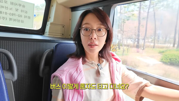 ▲▼黃正音零偽裝搭公車!沒半個人認出 她笑喊:給我多點關心~。(圖/翻攝自黃正音YouTube)