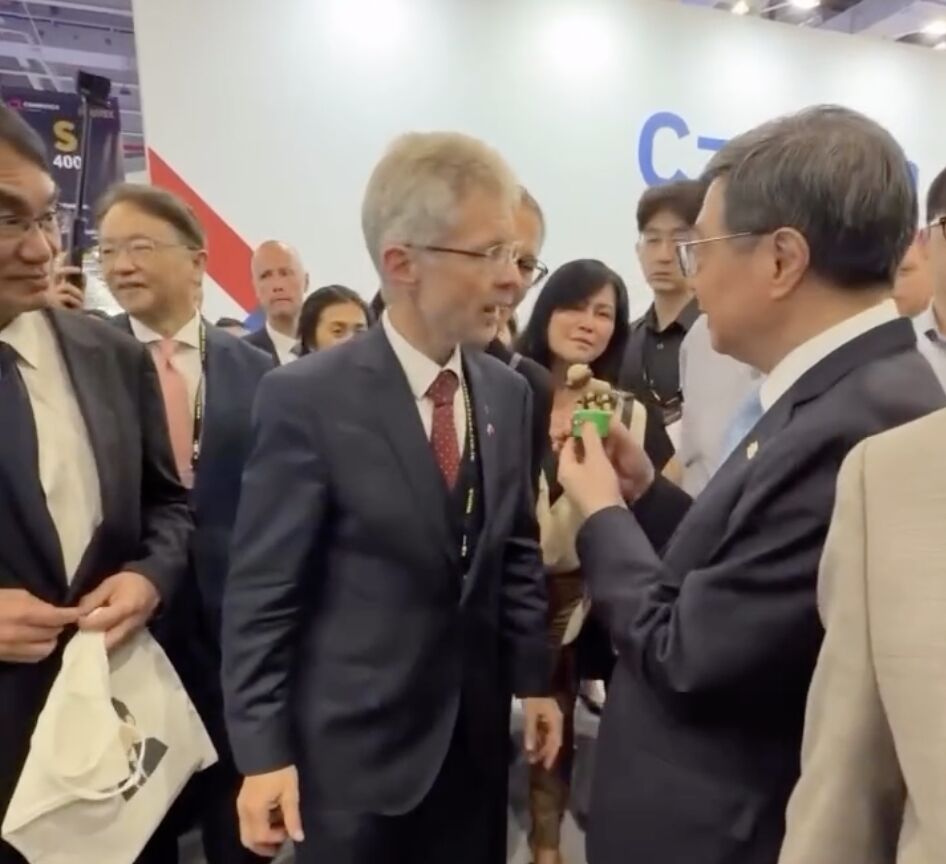與韋德齊逛InnoVEX 卓榮泰交換禮物送TeamTaiwan胸章