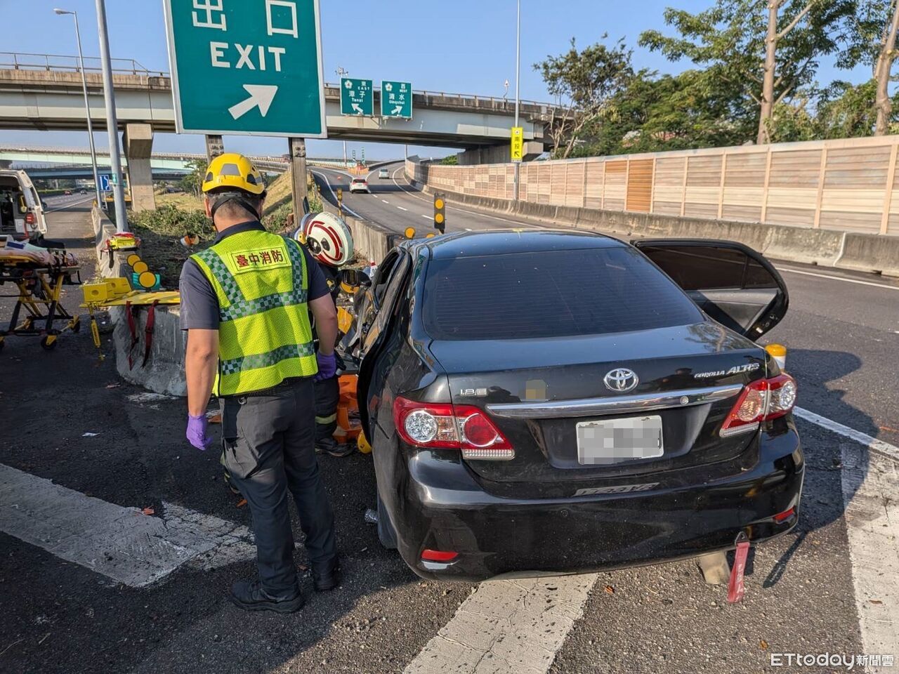 快訊/國1南向神岡段轎車撞槽化島 駕駛送醫搶救不治