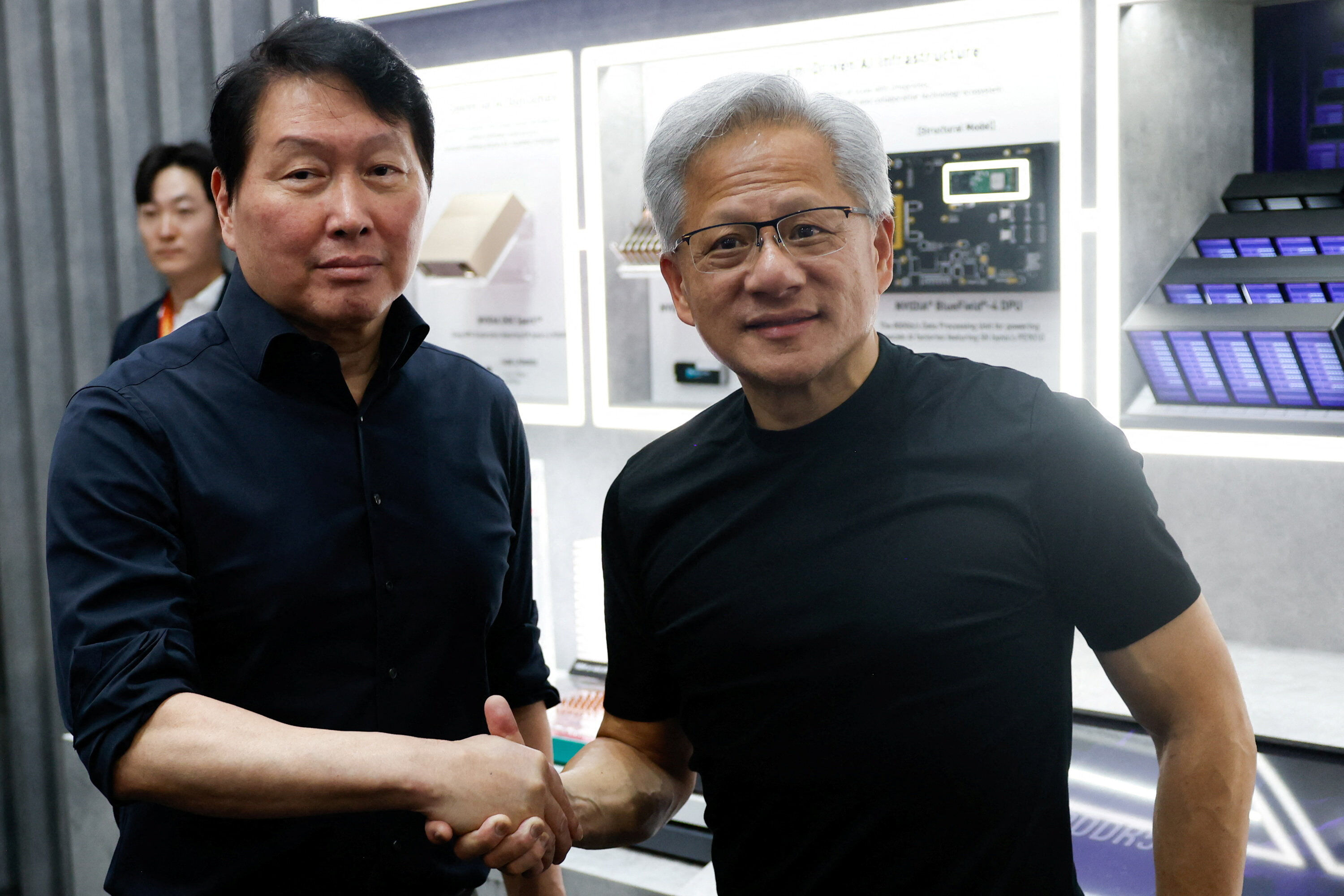 ▲▼6月2日，輝達執行長黃仁勳在台北國際電腦展SK海力士攤位前，與SK集團會長崔泰源合影。（圖／路透）