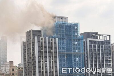 快訊/蘆洲捷運站對面建案火警!2F延燒18F 5工人傷勢不明受困