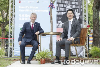 蔣萬安揭幕「哈維爾的長椅」 稱民主就是意見不同願坐下來對話