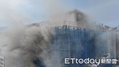 蘆洲建案大火「2F延燒18F」！濃煙直竄天際　5受困工人現況曝光