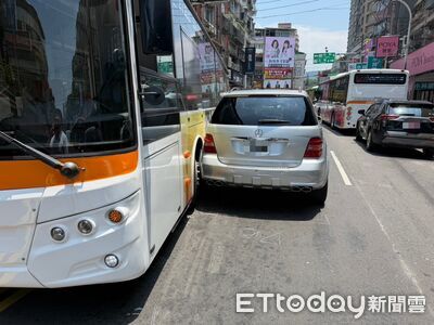 違停釀車禍！公車為閃路邊小客車　與對向賓士休旅車碰撞