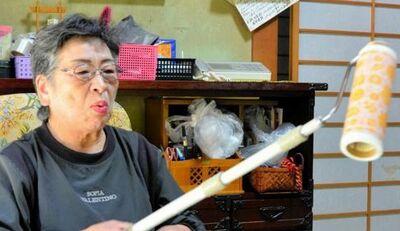 黑熊破窗闖入！80歲嬤「拿滾筒當拐杖」成功嚇退　大吼：別小看我
