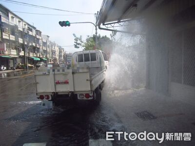 嘉義中埔小貨車閃動物「失控撞毀消防栓」　水柱狂噴畫面曝