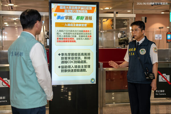 ▲▼因應國際伊波拉疫情，衛福部長石崇良視察桃機檢疫作為。（圖／疾管署提供）