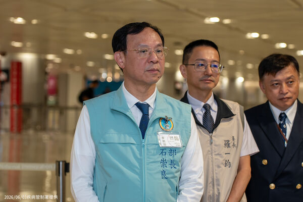 ▲▼因應國際伊波拉疫情，衛福部長石崇良視察桃機檢疫作為。（圖／疾管署提供）