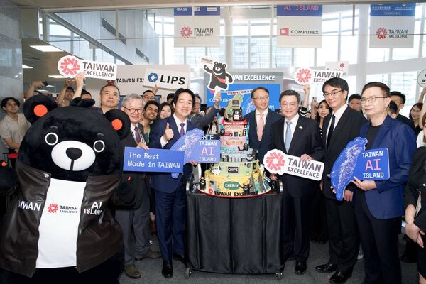 ▲前排黑熊旁左一起台北市電腦公會理事長陳俊聖、總統賴清德、行政院長卓榮泰、數發部部長林宜敬、貿協董事長黃志芳與黃仁勳五層蛋糕合影。（圖／貿協提供）