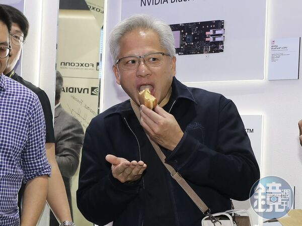 AI教父黃仁勳今天逛電腦展到鴻海攤位，開心又吃又拿。