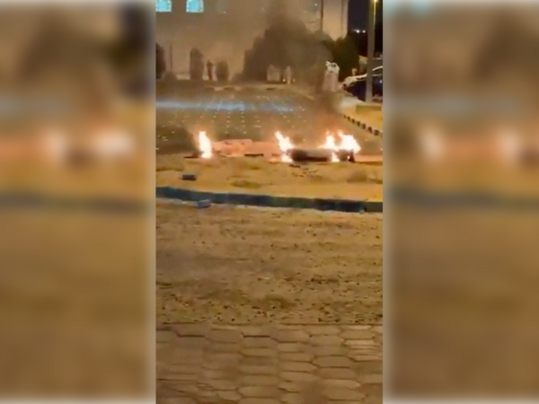 ▲▼在飛彈與無人機攻擊之後，科威特一處停車場地面有殘骸起火燃燒。（圖／路透）