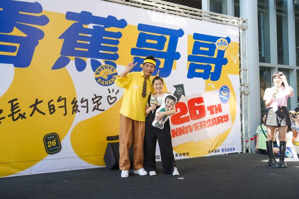 ▲▼香蕉哥哥26年首次見面會現場人潮湧現，人多到擠爆三層樓。（圖／東森電視提供）
