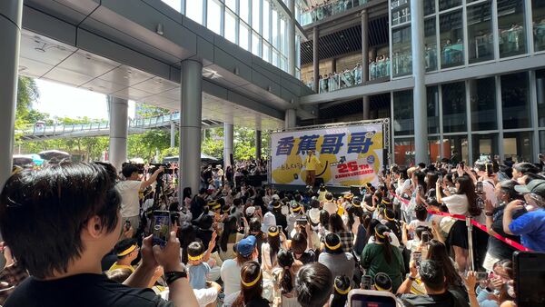 ▲▼香蕉哥哥26年首次見面會現場人潮湧現，人多到擠爆三層樓。（圖／東森電視提供）
