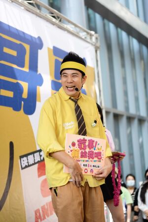 ▲▼香蕉哥哥26年首次見面會現場人潮湧現，人多到擠爆三層樓。（圖／東森電視提供）