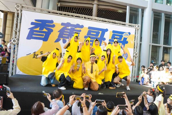▲▼香蕉哥哥26年首次見面會現場人潮湧現，人多到擠爆三層樓。（圖／東森電視提供）