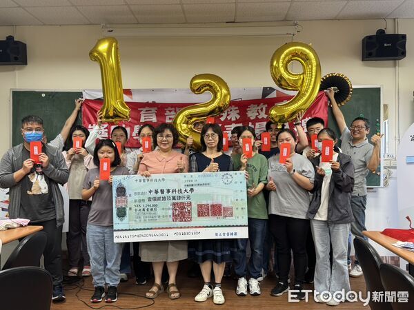 ▲校長李碧娥代表頒發教育部特殊教育獎學金及補助金，肯定學生不畏身心困逆奮發向學。（記者林東良翻攝，下同）