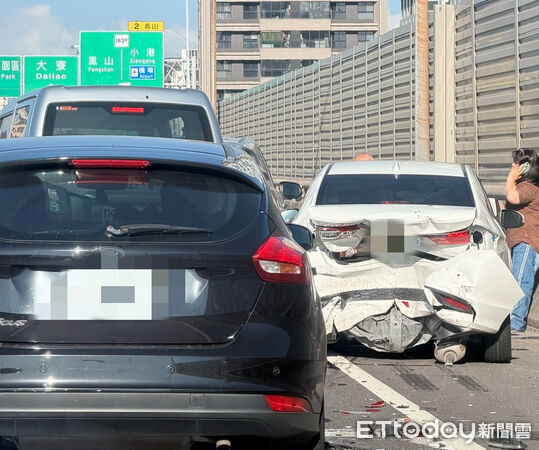 ▲▼台88鳳山段「4車連環撞」！白車車尾撞凹變形　1人送醫。（圖／民眾提供）