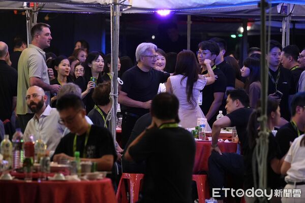 ▲黃仁勳現身北流舉辦台式辦桌宴請員工，首度體驗流水席。（圖／攝影中心攝）