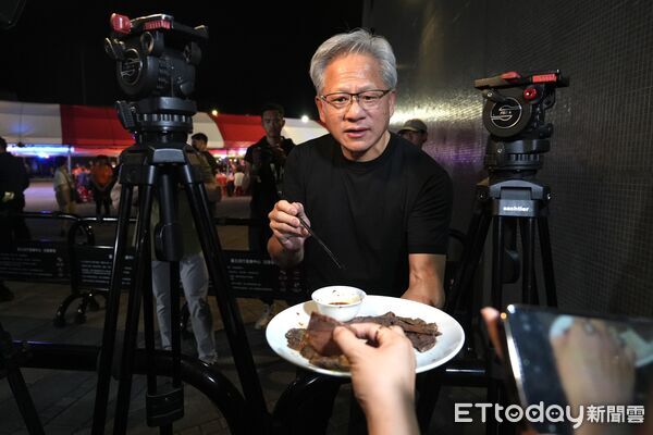 ▲黃仁勳現身北流舉辦台式辦桌宴請員工，首度體驗流水席。（圖／攝影中心攝）