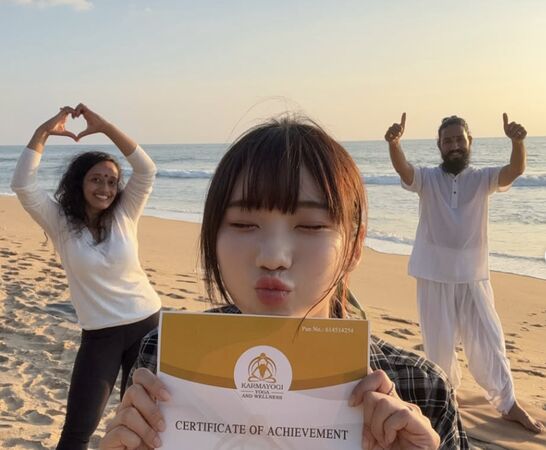 愛莉莎莎與尼泊爾瑜伽大師拉傑合作課程爆發分潤糾紛。（翻攝自IG＠goodalicia）