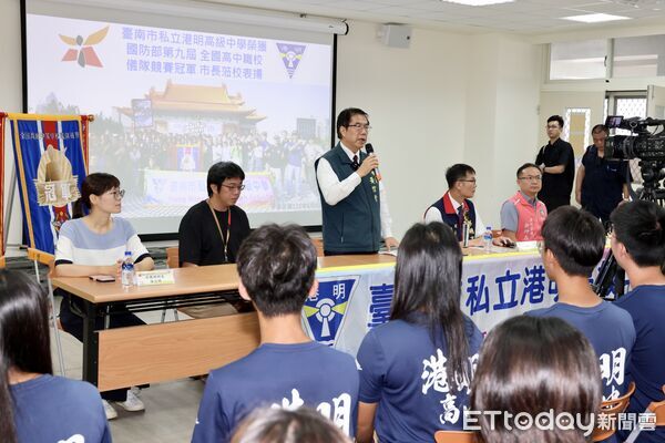 ▲港明高中勇奪國防部第9屆全國高級中等學校儀隊競賽冠軍，完成二連霸佳績。（記者林東良翻攝，下同）