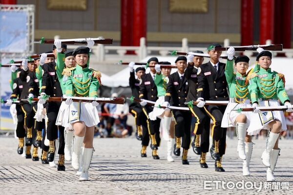 ▲港明高中勇奪國防部第9屆全國高級中等學校儀隊競賽冠軍，完成二連霸佳績。（記者林東良翻攝，下同）