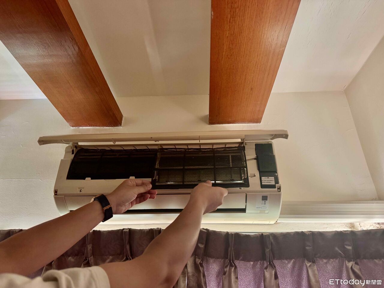 開冷氣不冷又飄臭味 達人揭三大崩潰狀況:塞住變果凍還會狂漏水!