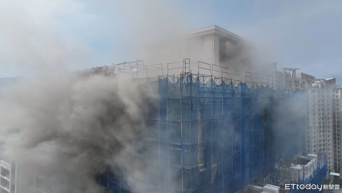蘆洲建案大火「2F延燒18F」!濃煙直竄天際 5受困工人現況曝光