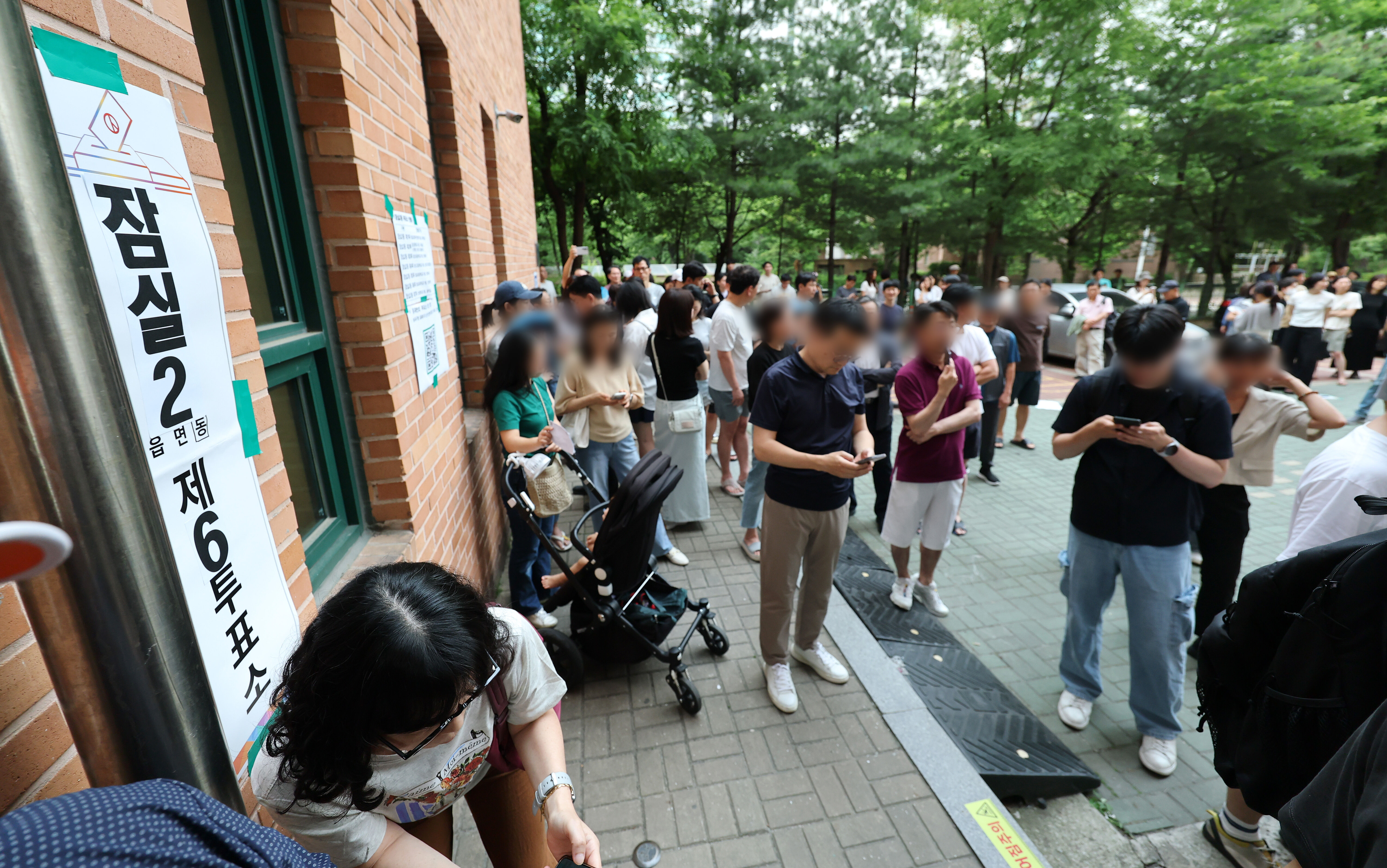 ▲▼南韓首爾高達14間投票所缺乏足夠投票用紙，圖為首爾市松坡區蠶室2洞第6投票所。（圖／達志影像）