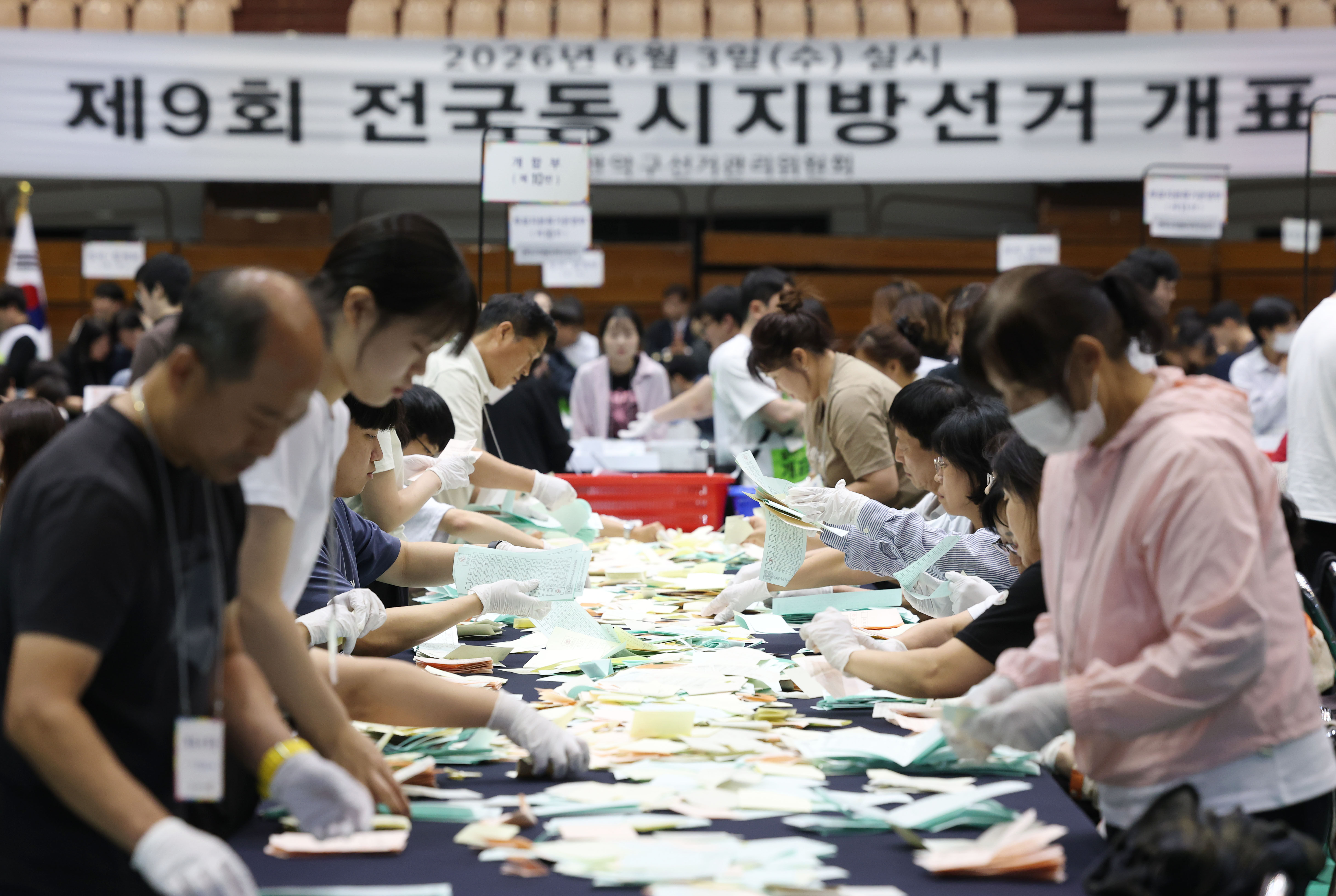 ▲▼南韓第9屆全國性地方選舉，開票所進行開票作業。（圖／達志影像）
