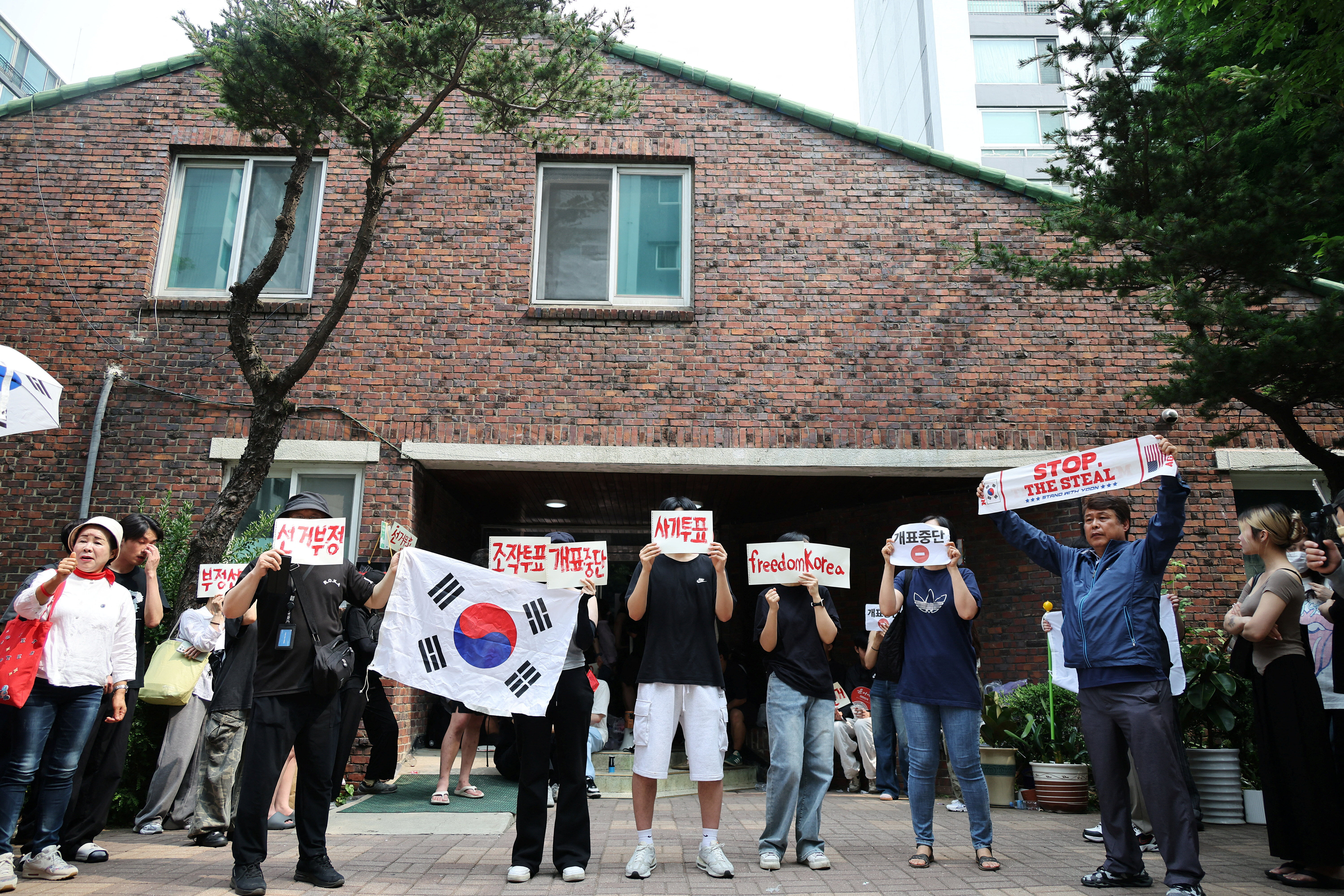 ▲▼首爾極端保守派群眾喊著「作票」、「選舉舞弊」、「中斷開票」、「詐欺投票」。（圖／路透）