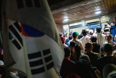 韓選舉「投票用紙不足」!右派夜襲中選會抗議 在野黨喊選舉無效