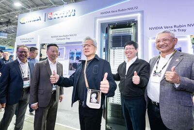 黃仁勳背娃包驚呆娃圈!價格更驚人:娃娃12990、包2990