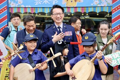 屏東滿州國小歌謠隊獻唱《警察歌》　童聲傳謝意提前歡慶警察節