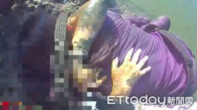新北女滑落大漢溪...女警奮勇跳下拉上岸 她痛哭擁抱救命恩人