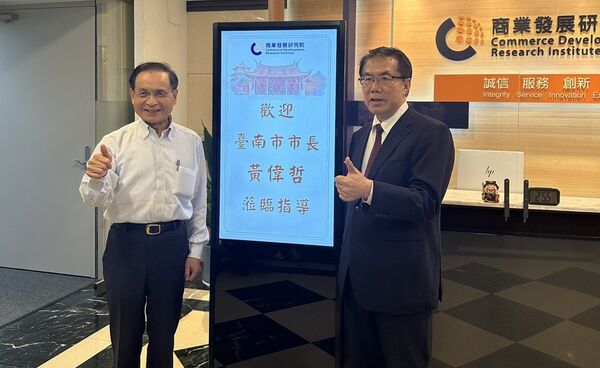 ▲亞太AFACT 20國會議與國際論壇將在台南舉行，該市市長黃偉哲親自到台北與AFACT主席許添財討論接待與維安服務事宜。（圖／商研院提供）