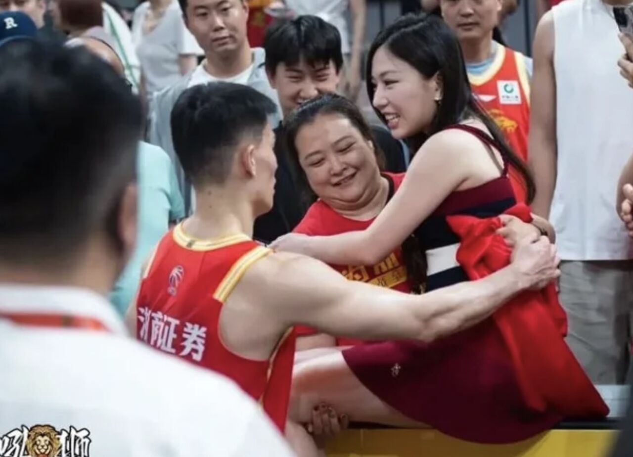 Tsai Shang-hua and Lin Bing-sheng Spotted in Intimate Moment: Manager Responds