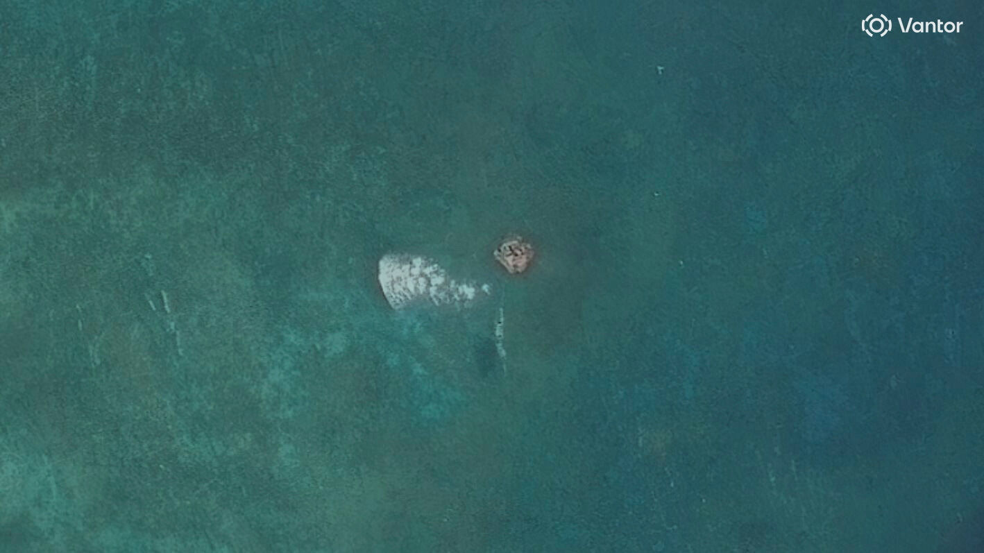 ▲衛星影像顯示黃岩島入口出現神祕反射物與弧形障礙物，菲律賓軍方正高度嚴密監測。（圖／路透）