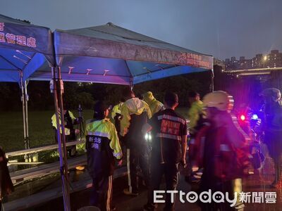 溪水暴漲吞退路！新店溪2釣客「受困30m沙洲」　36警消摸黑急搜救