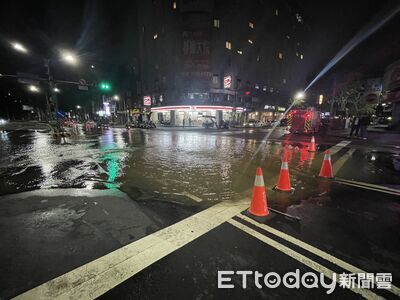 新北三重深夜馬路變「池塘」　疑水管破裂塌陷