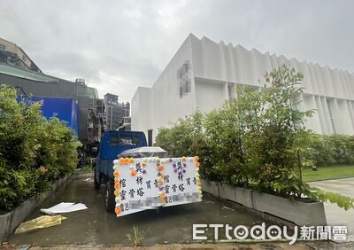 新北預售案還沒開賣　接待中心旁驚見「殯葬小貨車」