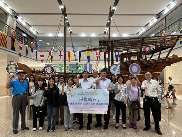 ▲基隆分公司陳世鴻副總經理(前排中)率公司同仁與航港各界長官貴賓參訪長榮海事博物館；前排左4航港局北部航務中心簡任視察張伊婷、右4基隆市國際輪船商業同業公會理事長鄭凱鴻、右3財政部關務署基隆關副關務長林佳吟。（圖／基隆港務分公司提供）