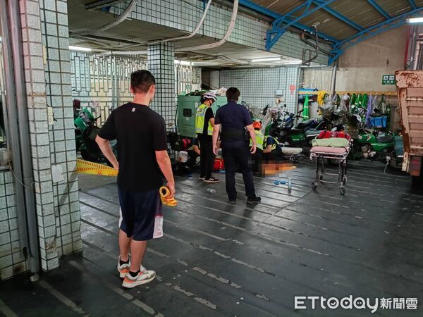 ▲苗栗46歲劉姓男子砍殺正在竹南郵局卸貨的員工楊姓男子。（圖／記者楊永盛翻攝）