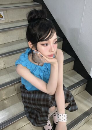 ▲Karina藍色衣踩政治地雷。（圖／翻攝自IG）