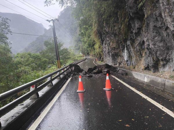 ▲▼台東縣海端鄉受到持續大雨影響，台20線172K+000(利稻路段)坍方。（圖／交通部公路局）