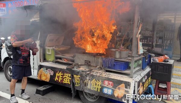 ▲基隆一輛販售「炸蛋蔥油餅」的發財車疑似因油鍋過熱突然起火，火勢十分猛烈。（圖／記者郭世賢翻攝）